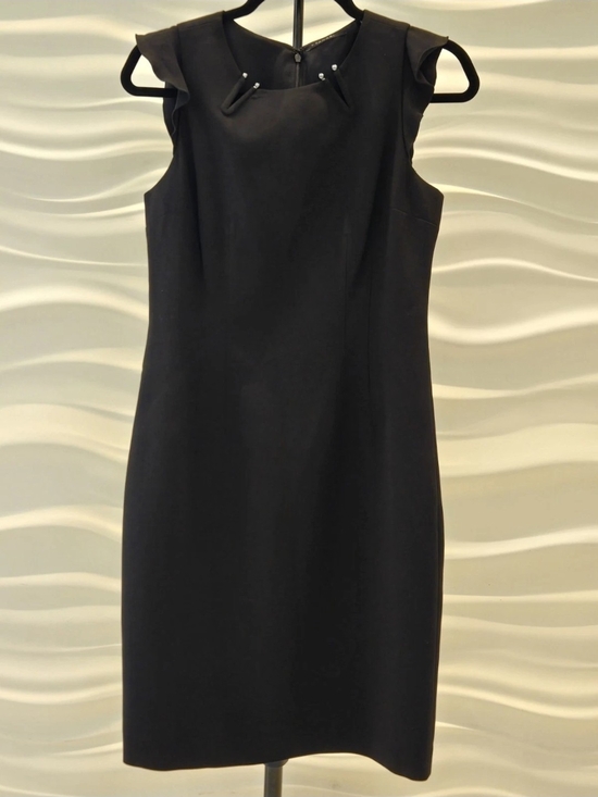 T Tahari Dresses & Skirts - T Tahari Black Cap-Sleeve Sheath Dress